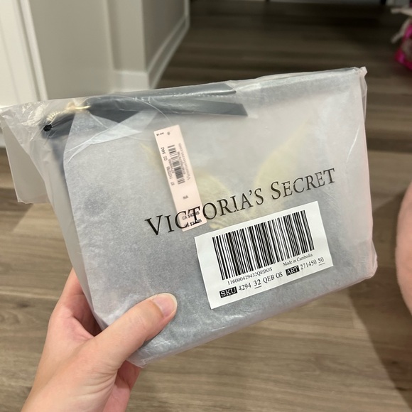 Victoria's Secret Fashion Show Cosmetic Bags with Mini Pouches - Picture 4 of 5